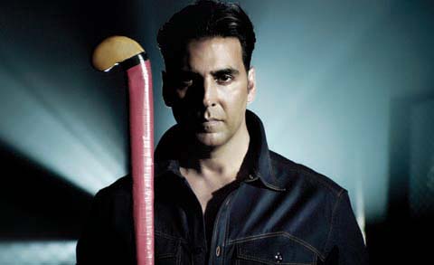 Akshay Kumar croons at Hockey India League match